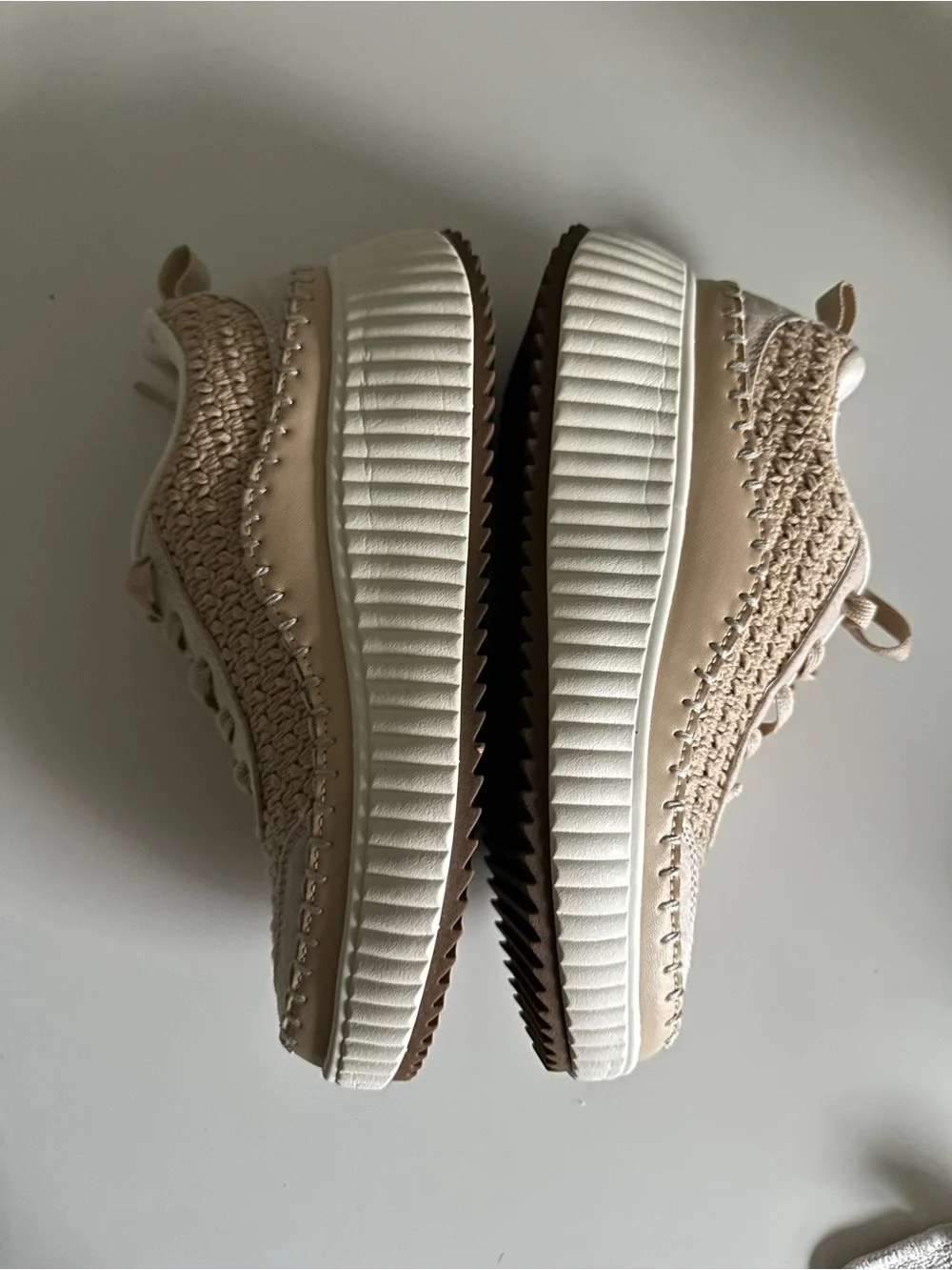 Dream Pairs Women’s Beige Crochet Platform Sneakers Lace-Up Size 6 Like New